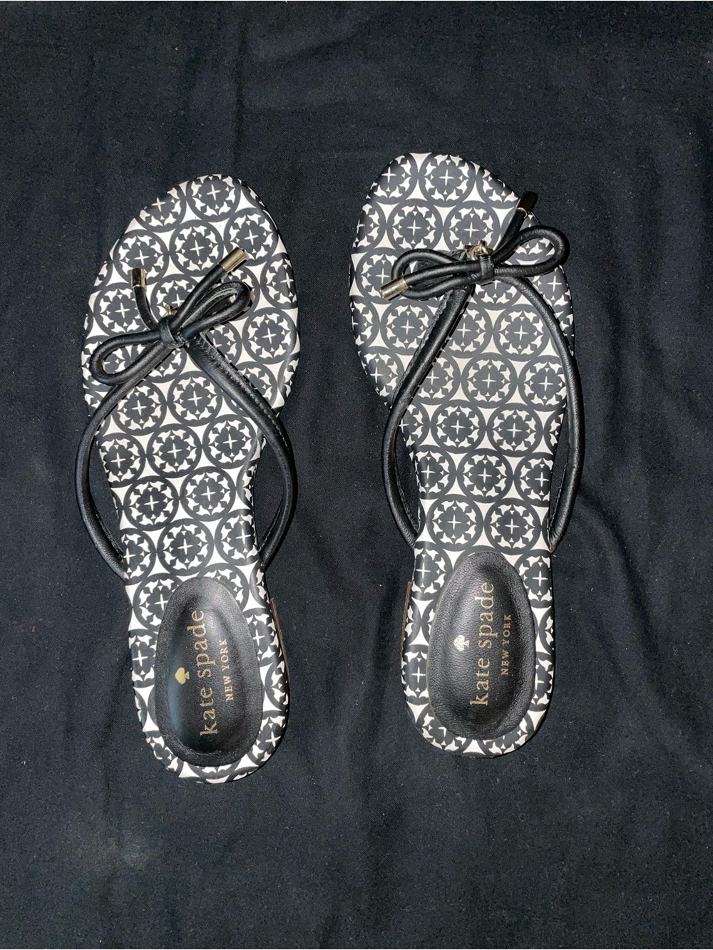 kate spade Black & White Patterned Bow Thong Sandals Size 6